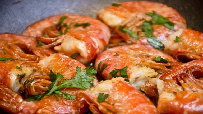krevetki_appetitno_zharenyj_zelen_112507_6000x4000